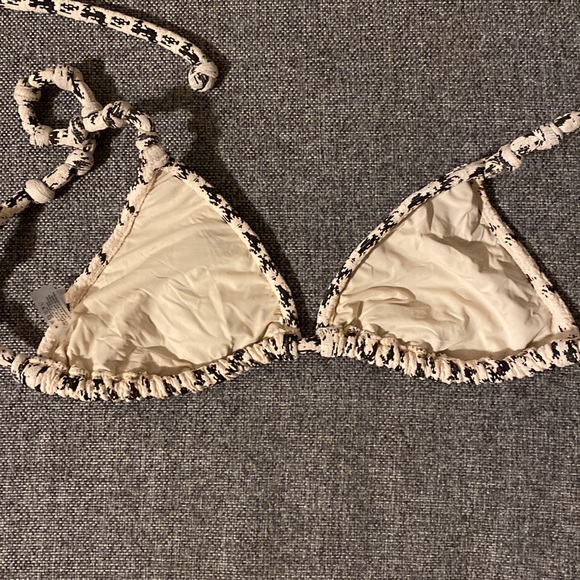 Devon Windsor Classy high waisted bikini set. Black and cream white - Picture 5 of 7